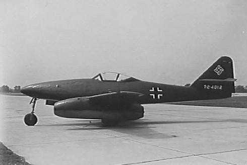Me262-A1a-U3-III.9.EJG2-WrkN500453-White-Outline25-Named-'Connie My Sharp Article'-Then-'Pick II'-Recon-Version-Nose-with-Camera-Bulges-Replaced-By-Fighter-Nose-WWNo.444-(FE-4012)-(T2-4012)-Wright-Field-Dayton-Ohio-1946-79f.jpg (5K)